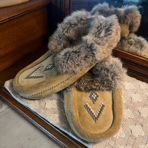 MANITOBAH Classic Suede Tipi Mukluk Slipper Beaded Fur Lined‎ Women's Size 5 EUC